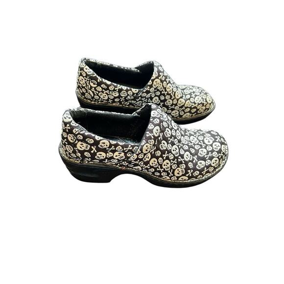 Boc Born Peggy Skull & Cross Bone Slip On Wedge Comfort Clogs Black White Sz 6.5 - Picture 1 of 10